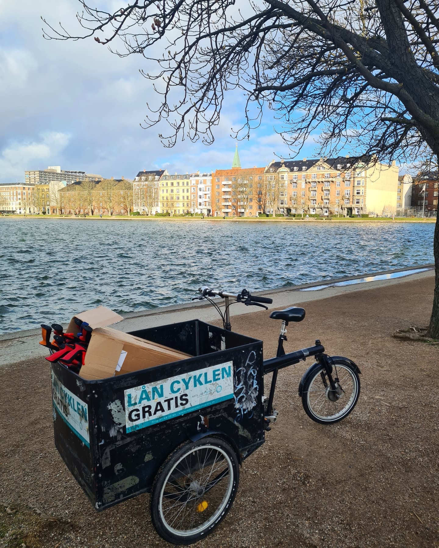 🌳🚲 LÅN EN LADCYKEL 🚲🌳⁠
⁠
Vidste du, at du kan låne en ladcykel af Miljøpunkt Østerbro? - ganske gratis! ⁠
⁠
Cyklerne udlånes for en uge af gangen, fra mandag til søndag. Så skal du flytte, købe stort ind eller måske bare på cykeltur i byen, så send en mail til cykel@miljopunkt-osterbro.dk 📧 ⁠
⁠
Skriv tid og dato for, hvornår du ønsker at låne en cykel, samt navn og telefonnummer. Hvis der er en cykel ledig, vil du få en bekræftelse og mere info om selve lånet. ⁠
⁠
Inde på vores hjemmeside kan du også se hvornår cyklerne er ledige i vores kalender. ⁠
⁠
Se link i bio 🔗⁠

Udlånet af ladcykler er støttet af Østerbro Lokaludvalg @vi_er_oesterbro 💚
⁠
#miljøpunktøsterbro #miljøpunkt #østerbro #nordhavn #grøntøsterbroognordhavn #grøntøsterbro #bæredygtigøsterbro #grøntnordhavn #bæredygtigtnordhavn #bæredygtig #bæredygtigt #bæredygtighverdag #bæredygtiglivsstil #grønhverdag #hverdagsaktivisme #miljøvenlig #klimavenlig #ladcykel #cargobike #sortejernhest #ironhorse #blackironhorse #copenhagen #københavn #cykelby #deleordning #skalvidele #deleøkonomi #delecykler #grønmobilitet⁠