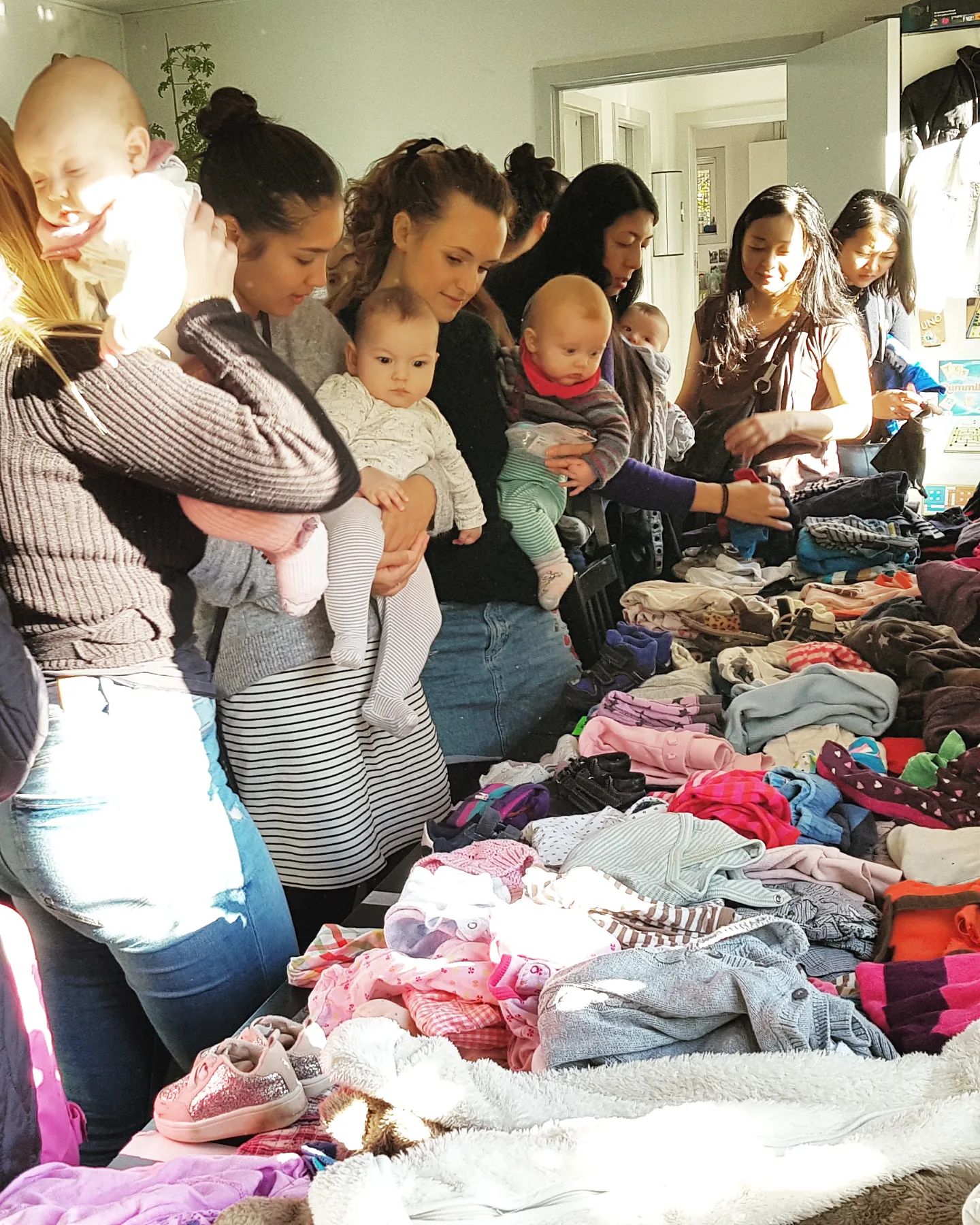 Kære alle kommende og nybagte forældre 🤰👨👧🤱👬
Kom forbi Kildevældsparkens bemandede legeplads på fredag d. 10. juni kl. 10.00 – 12.00, hvor vi zoomer ind på baby og bæredygtighed 👶🌎
Vi starter med en hyggelig og inspirerende barselscafé med oplæg og tips til en mere bæredygtig barsel. Bagefter holder vi byttemarked med børnetøj, babyudstyr og legetøj, hvor der er gode chancer for at gøre sig et godt (og gratis) genbrugsfund ♻️ ♻️ ♻️
Baby er selvfølgelig meget velkommen, og vi byder også på kage, te og kaffe 🍰☕
Arrangementet er støttet af Nordea-fonden og Østerbro Lokaludvalg, og holdes i samarbejde med den bemandede legeplads i Kildevældsparken.
👉 Læs mere på vores hjemmeside miljopunktosterbro.dk
#barselscafe #barsel #barselikbh #barselikøbenhavn #bæredygtigbarsel #bæredygtigbaby #babyogbæredygtighed #bæredygtigbørnefamilie #byttemarked #byttilnyt #deleøkonomi #swapmarket #sharingeconomy #bæredygtig #bæredygtighed #bæredygtiglivsstil #bæredygtighverdag #sustainablelifestyle #kildevældsparken #østerbro #københavn #copenhagen #miljøpunkt #miljpøunktøsterbro #miljopunkt #miljopunktosterbro #nordeafonden #østerbrolokaludvalg