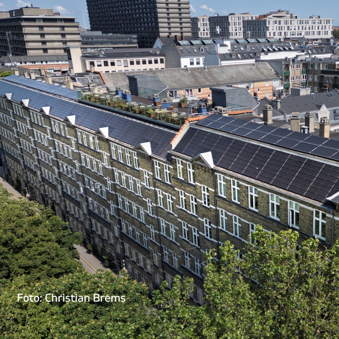 Kom til fyraftensmøde om solceller! Mange boligforeninger på Østerbro og i København vil have glæde af solceller på taget. Kom til gratis fyraftensmøde med @koebenhavnskommune, @vi_er_oesterbro og Miljøpunkt Østerbro og bliv klogere på, hvordan en rådgiver kan undersøge potentialet for solceller på jeres etageboligejendom, og hvilke tilskud I kan søge hos Københavns Kommune. Det er torsdag den 21. maj kl. 17-18.30 i Østerbrohuset i Århusgade. Læs mere på www.miljopunktosterbro.dk #solceller #bæredygtigby #bæredygtighed #københavn #østerbro